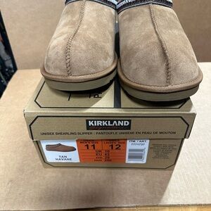 Unisex Shearling Slippers Women’s Size 12 / Mens Size 11